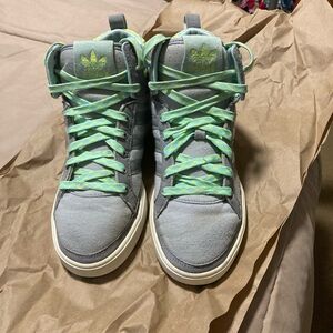 A pair of Womens Adidas sneakers size 6